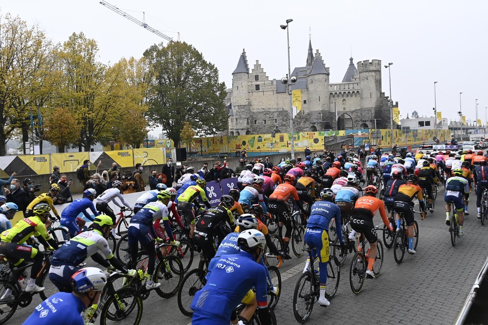 Wielertoeristen worden uitgedaagd om ook de afstand van de Ronde van Vlaanderen te rijden, gelijk nen echte.