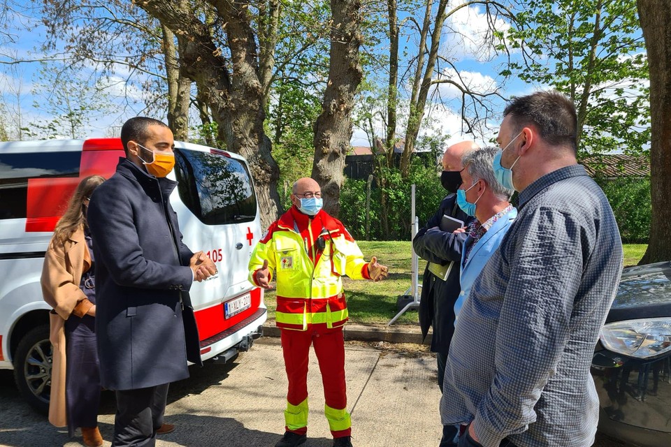 Sammy Mahdi met de mensen van de Rode Kruis Landen en de leden van het Landense schepencollege. 