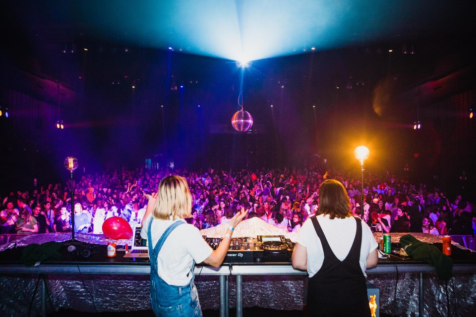 Dj-duo Meredith &amp; Olivia – genoemd naar de katten van Swift – verzorgen de muziek. 