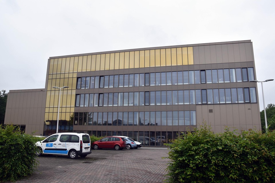 “Bij zonnig weer kan op bepaalde plaatsen in het gebouw een oververhitting optreden waarbij temperaturen kunnen oplopen tot meer dan 40 graden”, schetste schepen voor gemeentelijk patrimonium Dirk Vanseggelen (CD&V)