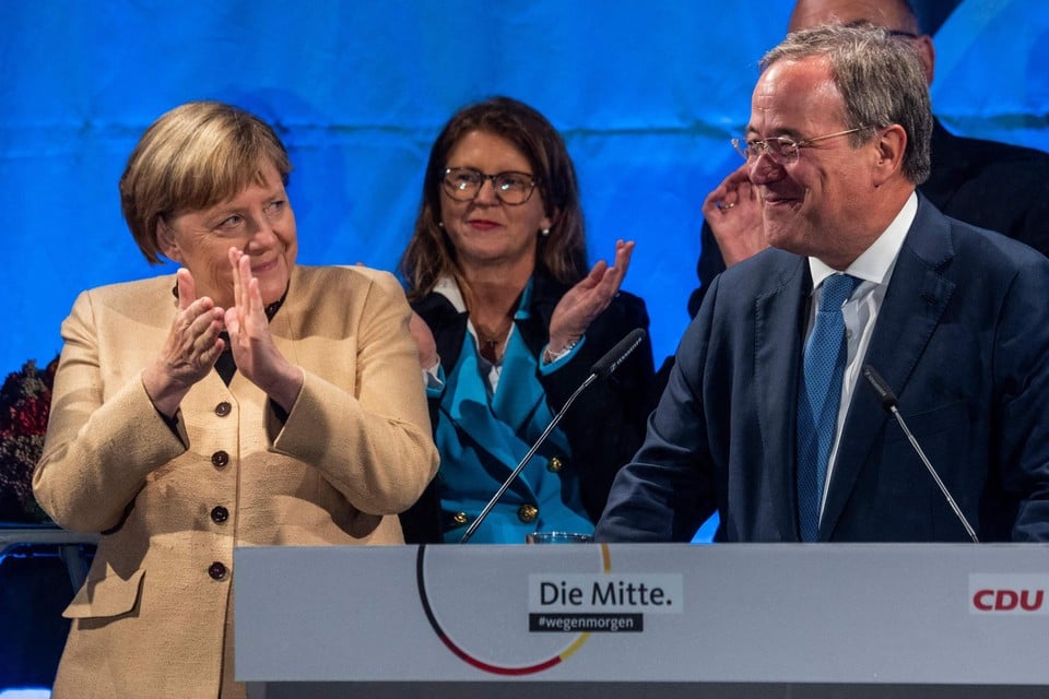 Merkel kwam Laschet woensdagavond steunen in Stralsund en zal er zaterdag in Aken ook zijn. Het maakt duidelijk dat de partij denkt dat hij op zijn eentje de achterstand niet meer kan goedmaken.
