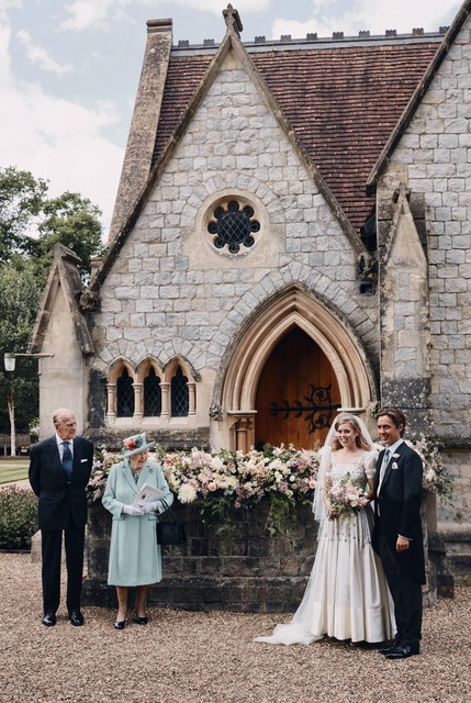 Op de officiële foto’s van het huwelijk van prinses Beatrice is geen spoor van haar vader.