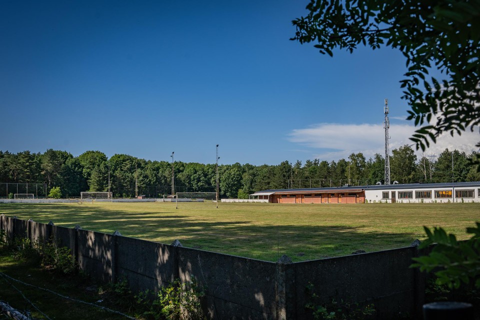 Een van de drie voetbalpleinen blijft wel behouden, maar wordt geïntegreerd in het park, zonder belijning dus. In de oude kantine en voetballokalen krijgen de Scouts van Engsbergen een nieuw onderkomen. 