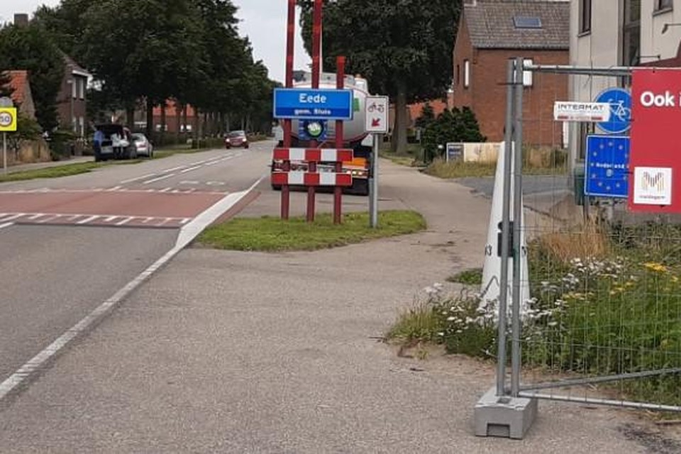 Met de borden wil de gemeente inwoners aanmanen om het ook in Nederland veilig te houden.