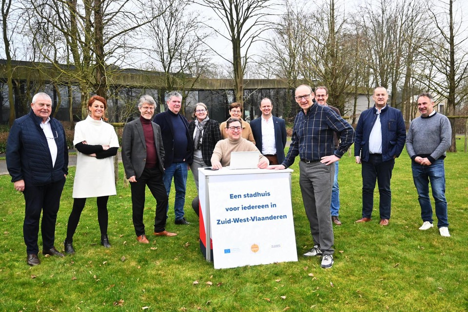 De burgemeesters van dertien Zuid-West-Vlaamse gemeenten slaan de handen in elkaar om hun burgers eenzelfde digitale dienstverlening te bezorgen.