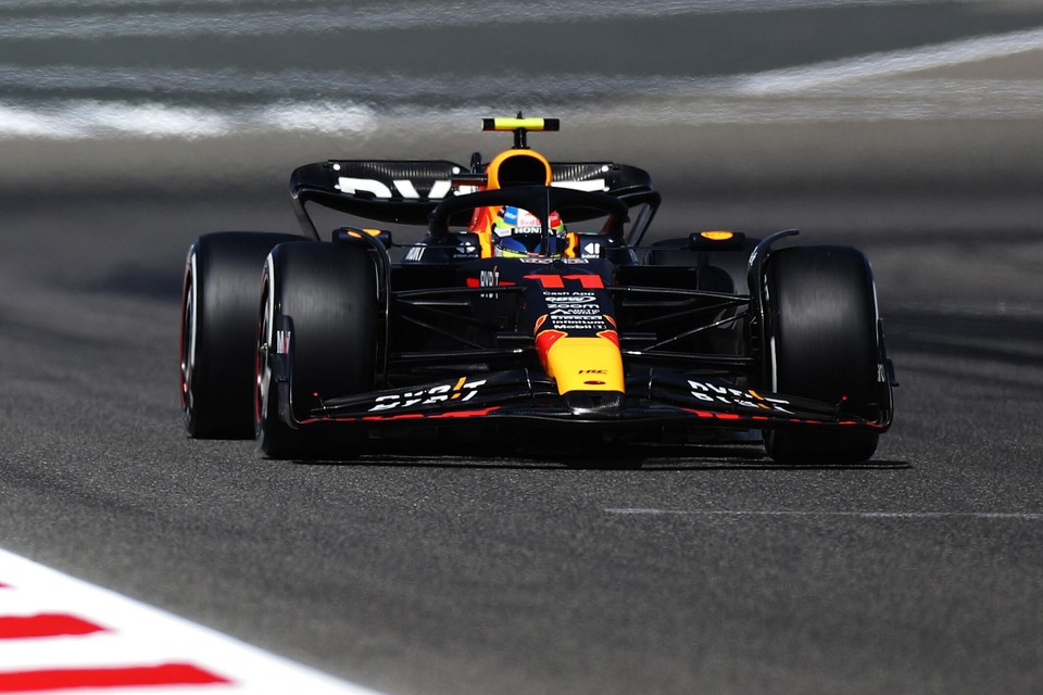 Sergio Perez in de Red Bull F1-bolide tijdens de test in Bahrein