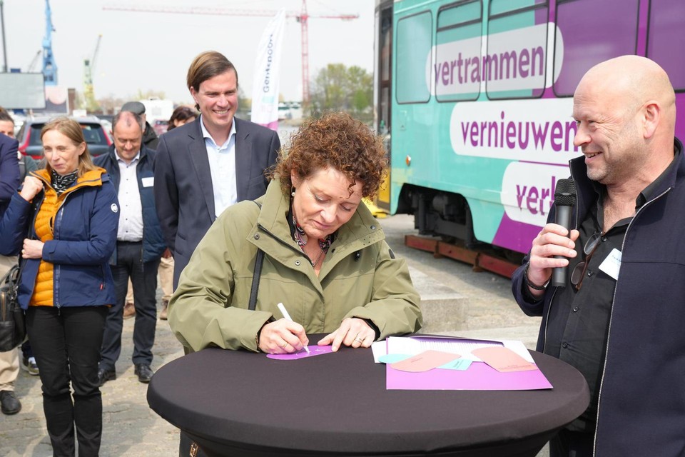Minister van Mobiliteit Lydia Peeters (Open VLD) zet haar handtekening en belooft een half miljard euro.