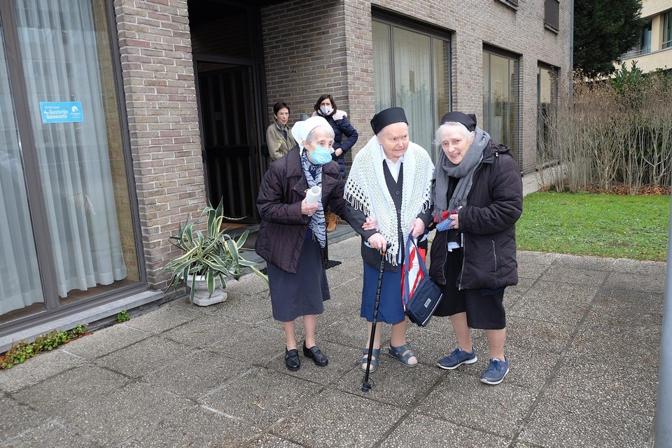 De zusters verlieten vrijdag hun klooster naast het OLV-ziekenhuis. 