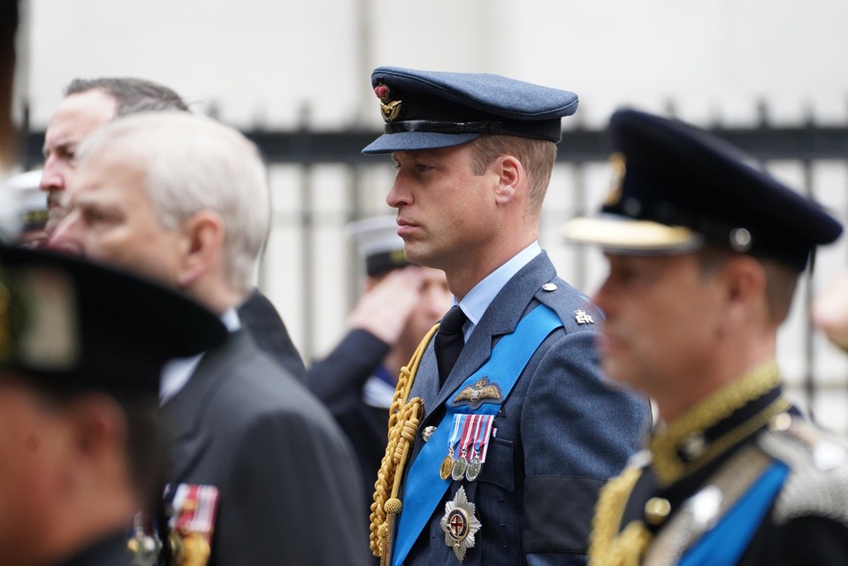 Принцу Уильяму было разрешено носить форму со всеми его медалями, как и ожидалось. 