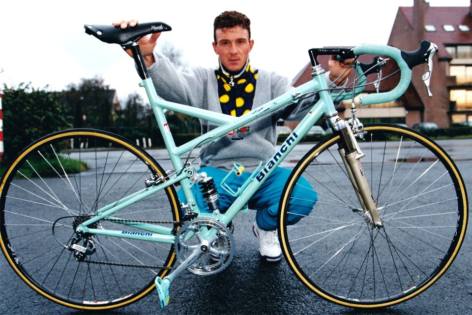 Johan Museeuw is op zoek naar zijn Bianchi-fiets uit Parijs Roubaix in april 1994. 