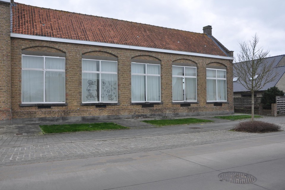 Het voormalige schoolgebouw in de Middelstraat in Reninge wordt verkocht.