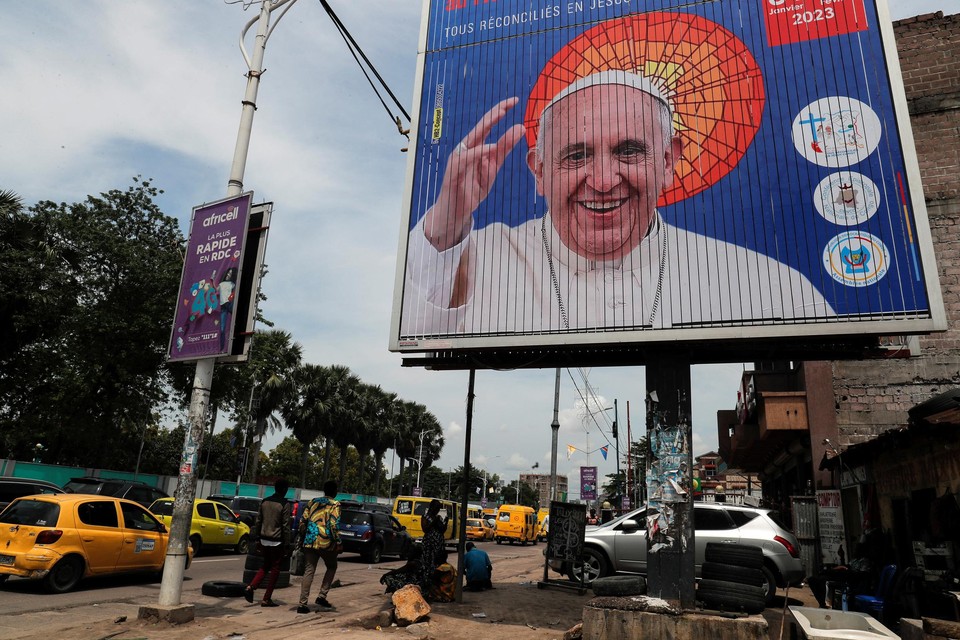 Een reclamebord kondigt de komst van de paus aan in Kinshasa.