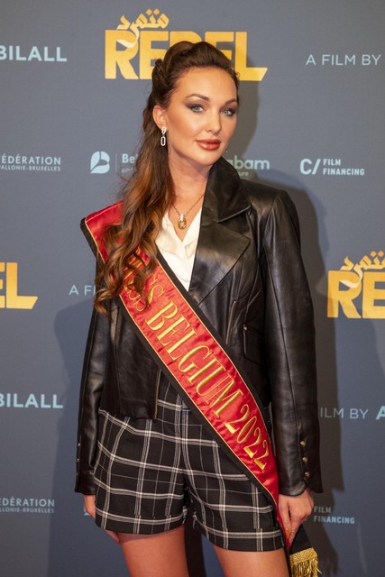 Miss België 2022 Chayenne Van Aarle stond ook op de rode loper en bracht zelfs haar lint mee. 