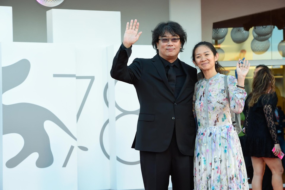De Zuid-Koreaanse regisseur Bong Joon-ho met de Chinese regisseur Chloé Zhao. Beide wonnen een Oscar voor beste regisseur. Bong vorig jaar voor en Zhao dit jaar voor . 