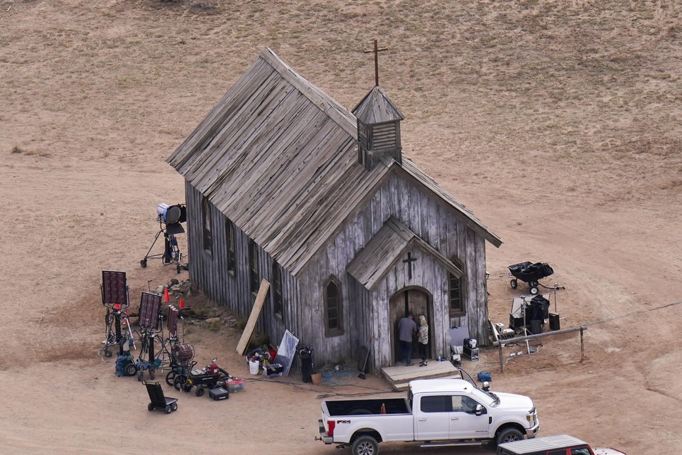 Alec Baldwin was een scène aan het oefenen in dit kerkgebouw op set.