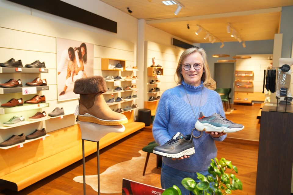 Kathleen verkoopt al 35 jaar schoenen in het pand. 