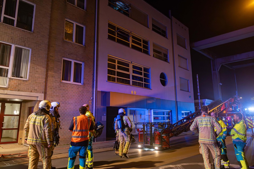 De brandweer vond geen brandhaard en de bewoners konden na een tijdje terug naar hun appartement.