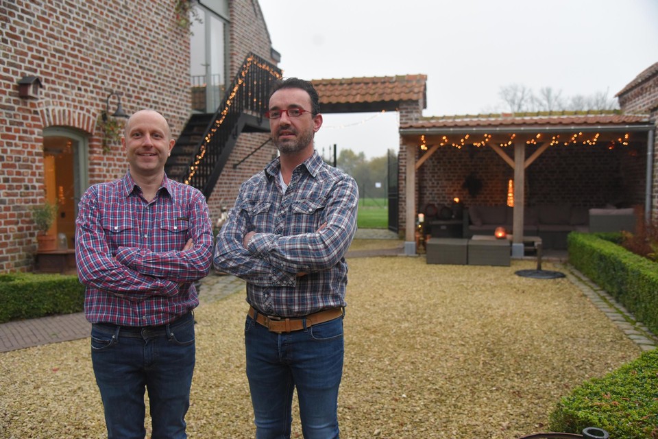 Dimitrie Van Cauwenberg en Filip Verstraete openden een gastenverblijf in  hun woonhoeve Gavershof. 