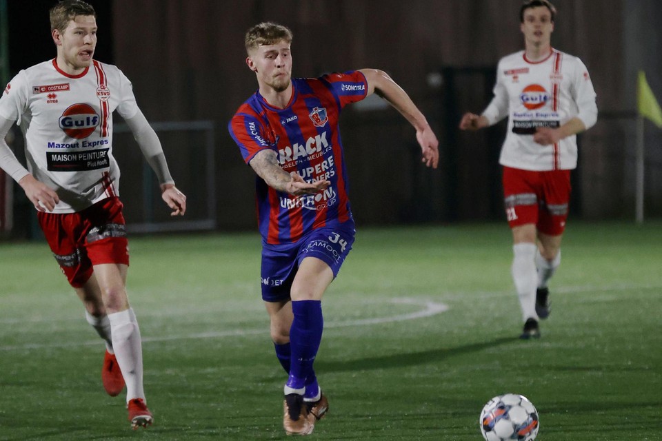 Dirk Jan Dewegemaeker (m) mencetak dua gol melawan Ostkamp yang kuat, tetapi Westhoek kalah 6-3.
