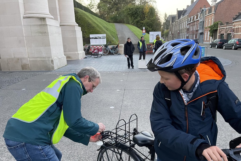 Geen maar gratis lichtjes: agenten vrijwilligers onderscheppen fietsers voor betere | Het Nieuwsblad Mobile