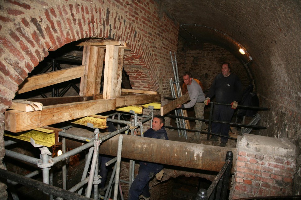 Onder de Luikerstraat en het Europaplein zitten de restanten van de middeleeuwse Brustempoort. Dit is liefst 7,7 meter diep.  