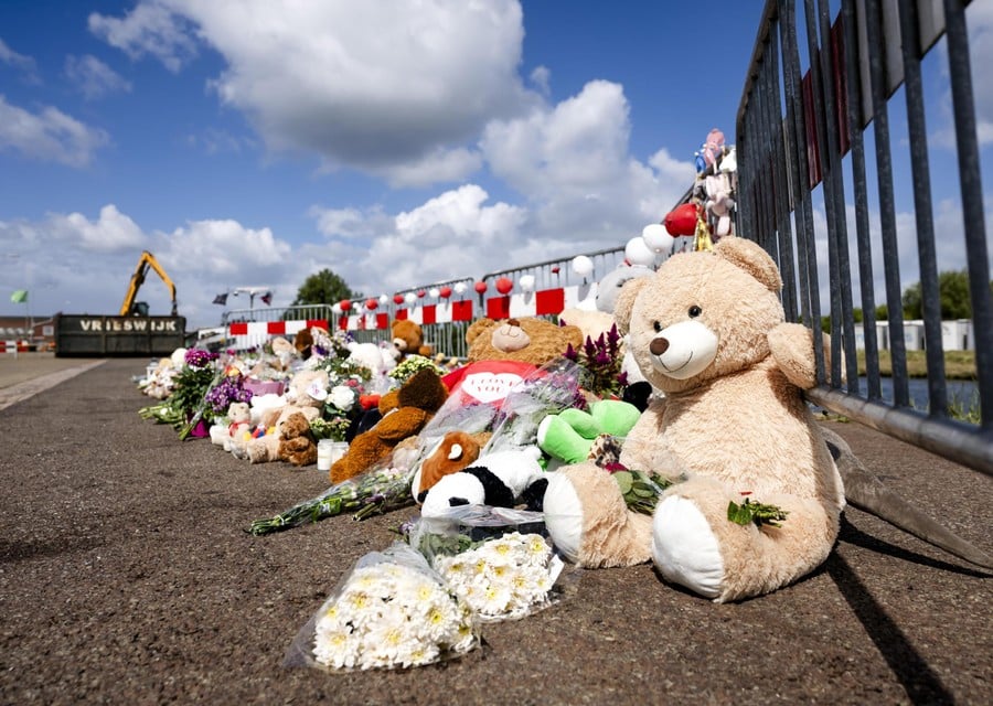 Lachende jongeren stelen knuffels van herdenkingsplek Jeffrey en Emma, politie pakt verdachte op | Het Nieuwsblad Mobile