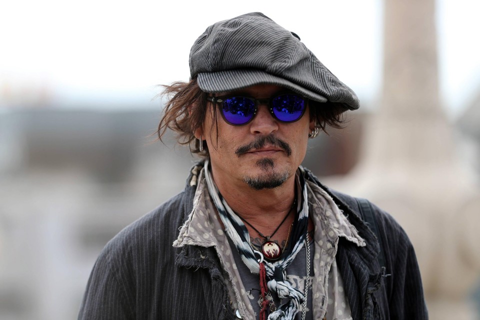 Momenteel staat Depp op de set van zijn eerste Franse film. Voor zijn tweede langspeler als regisseur blijft hij in Europa. 