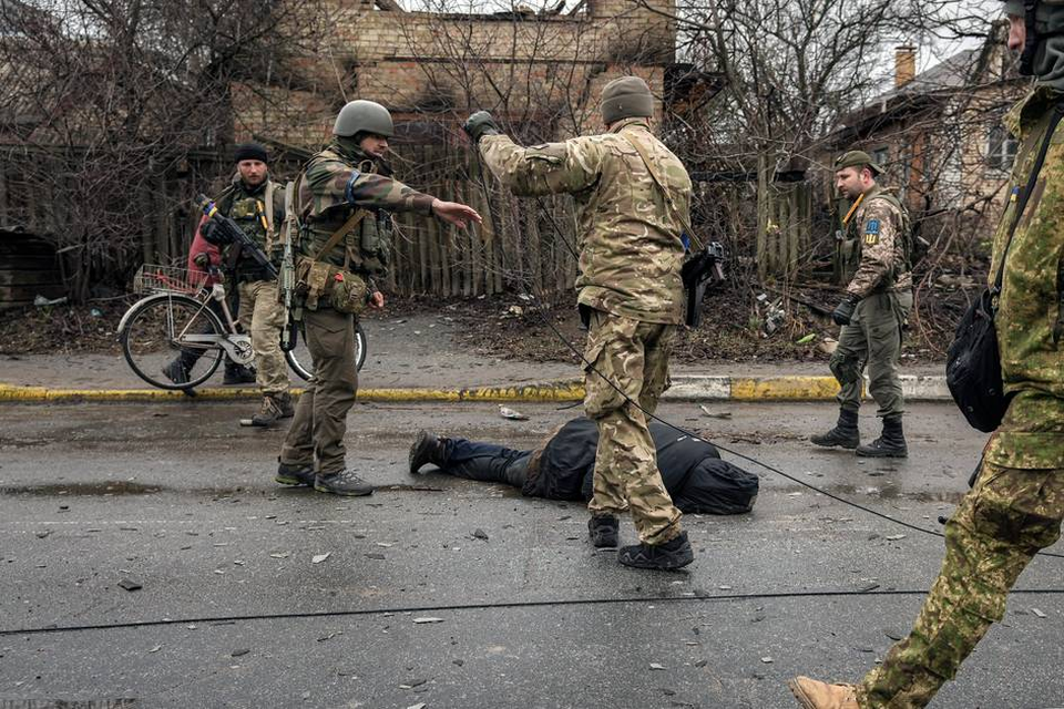 Een Oekraïense burger op de fiets is zonder reden doodgeschoten vanuit een Russische pantserwagen 
