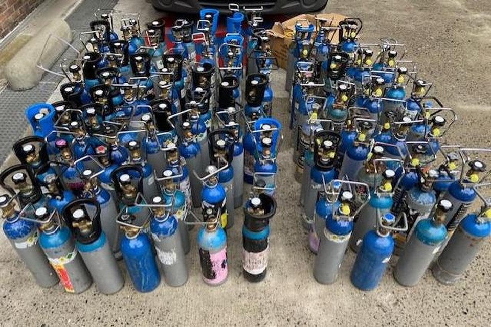 De 21 lachgas die in beslag zijn genomen.