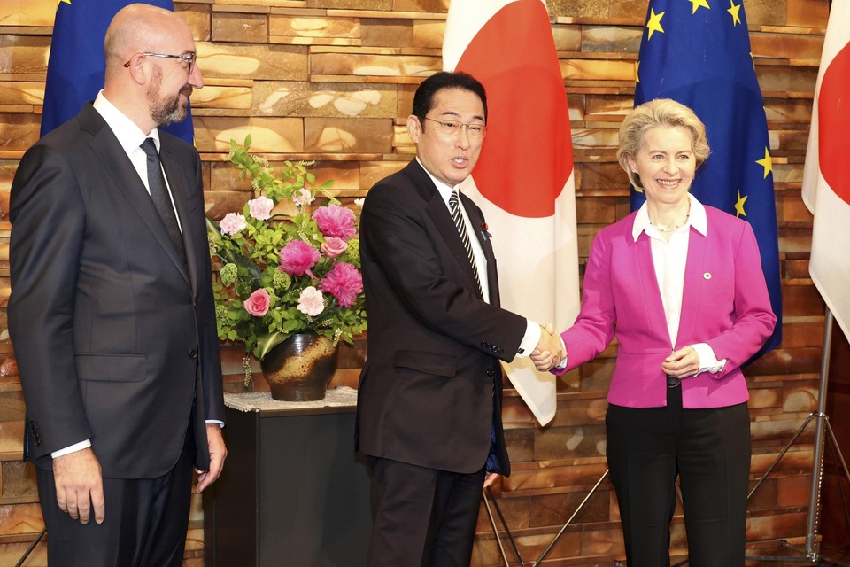 EU-leiders Charles Michel en Ursula von der Leyen hadden donderdag een ontmoeting met de Japanse premier Fumio Kishida.  