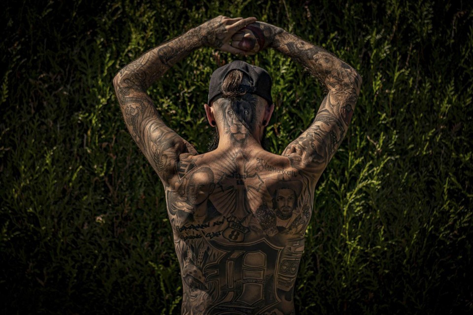 Ook zijn rug staat helemaal vol met tatoeages. “Een eerbetoon een de Amerikaans rapper Eminem”, aldus Niels.