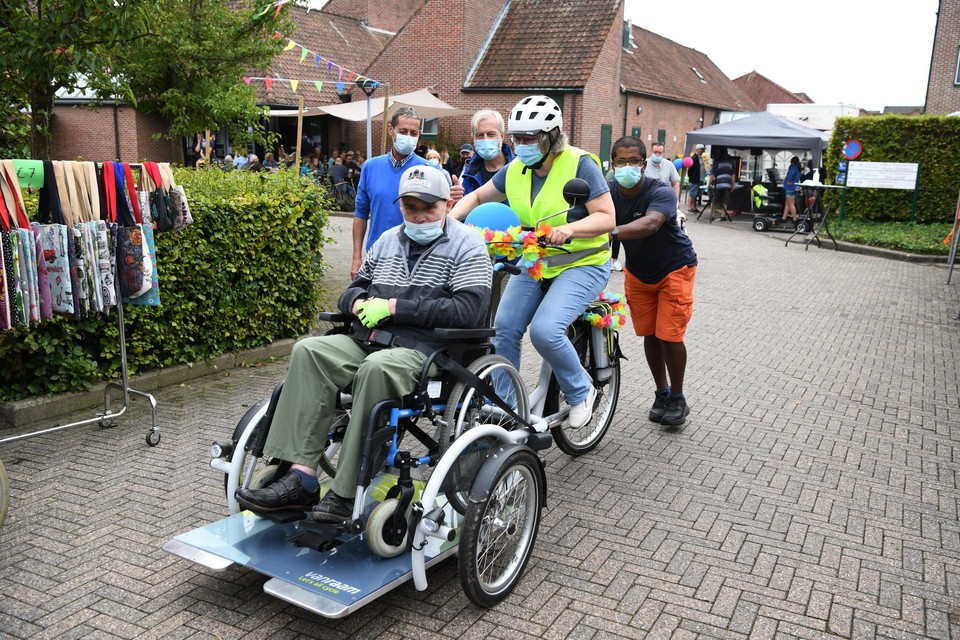 De nieuwe elektrische rolstoelfiets werd dit weekend al meteen getest. 