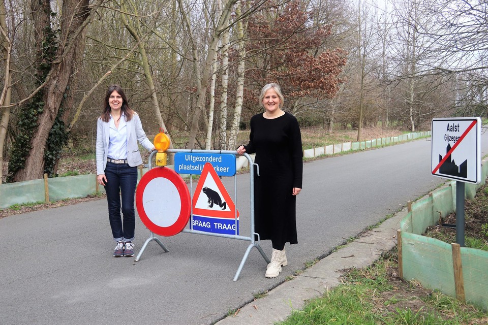 Schepen van Dierenwelzijn Caroline De Meerleer en van Natuur Katrien Beulens (beiden N-VA) bij een van de verkeersborden die waarschuwen voor de jaarlijkse paddentrek.