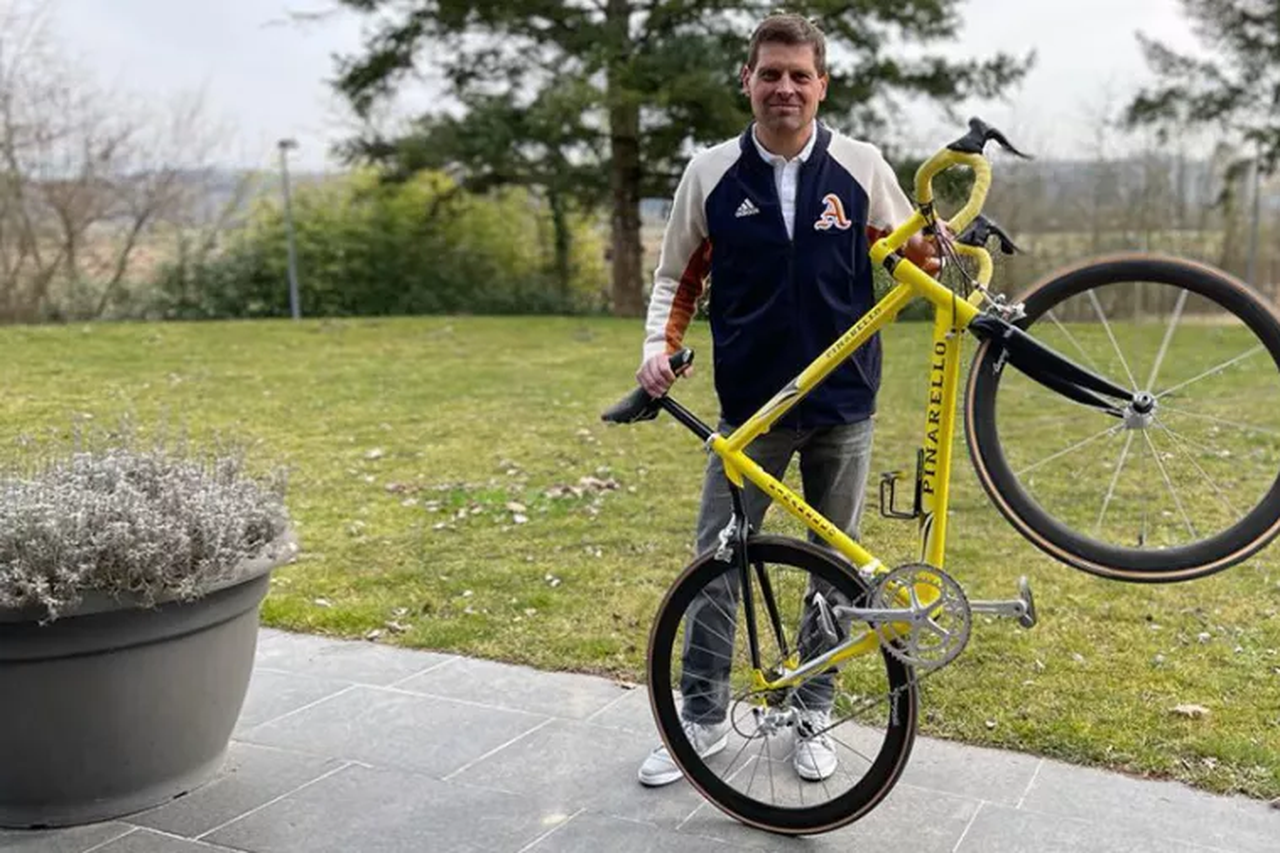 Veiling oude koersfiets voormalig Tourwinnaar Jan Ullrich levert 40.000 euro op voor Oekraïense kinderen Het Nieuwsblad Mobile