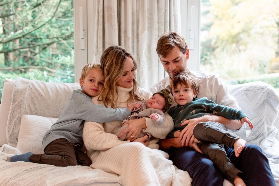 Elisabet met baby Charlize, man Michaël en zoontjes Oscar (5,5) en Nathan (3,5). 