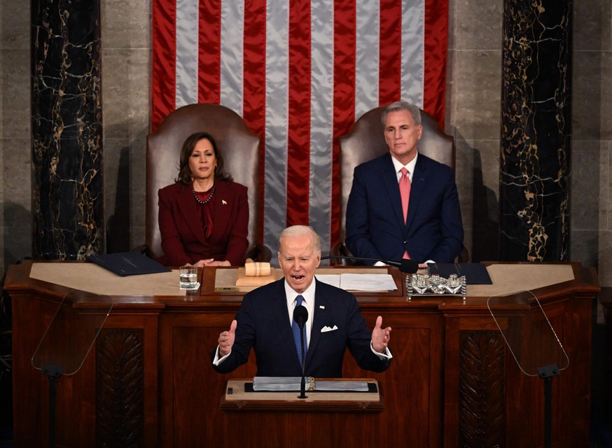 Joe Biden met de voorzitters van de Senaat (vicepresident Kamala Harris) en het Huis van Afgevaardigden (Kevin McCarthy).