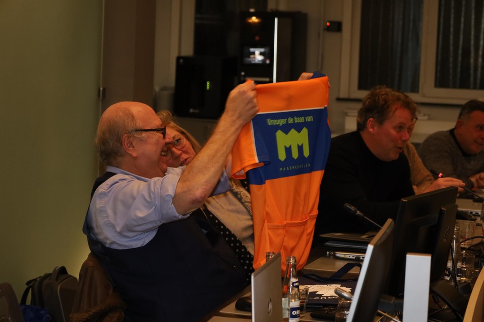 De gemeenteraad nam afscheid van Georges Lenssen met een gepast cadeau, een wielertrui met opschrift ‘vreuger de baas van Maasmechelen’. 