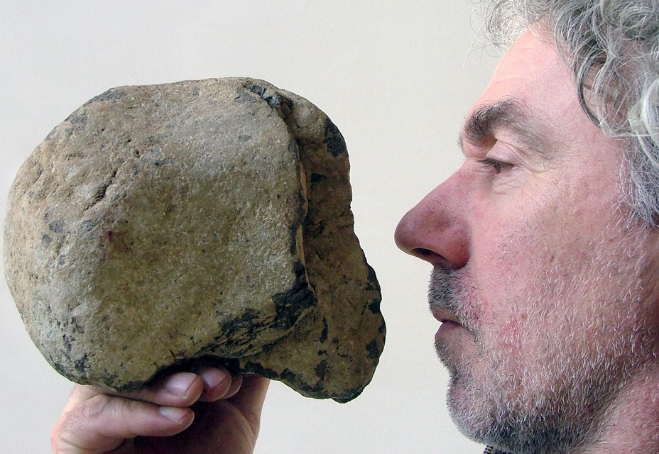 Ben Kockelkoren verheft zijn fossiele stenen tot figuratieve beelden.