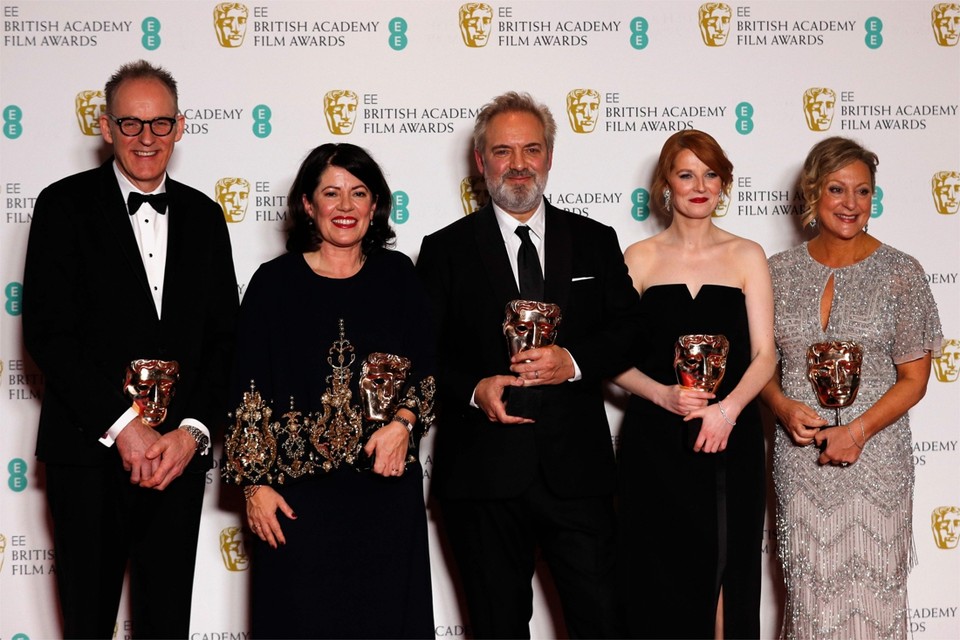 Regisseur Sam Mendes (midden) en de producers en auteur van ‘1917’ met hun awards. 