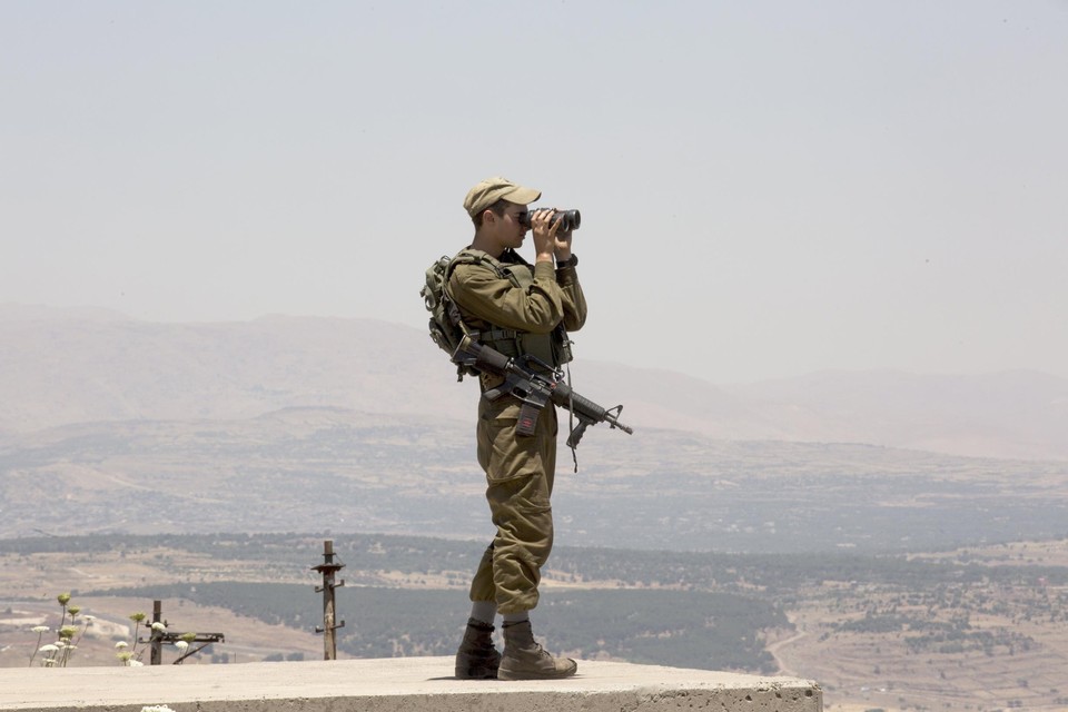 Israelische soldaat aan de grens met Syrië 