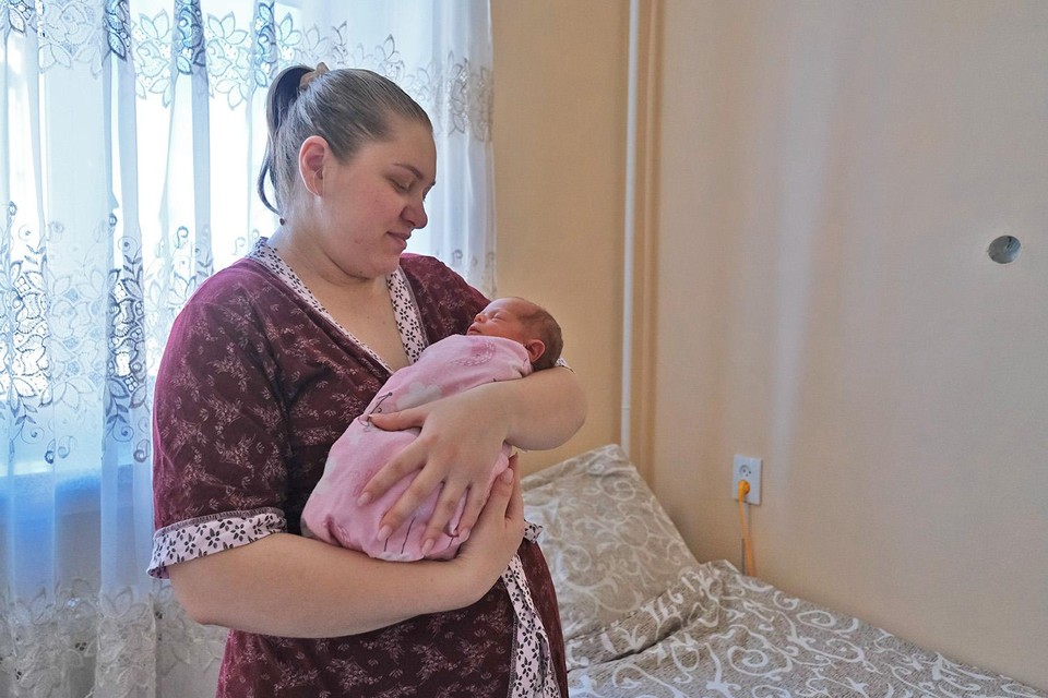 Svetlana en haar dochtertje Alice. “Ik werk als vroedvrouw in dit ziekenhuis. Ik wilde nergens anders bevallen dan hier, oorlog of niet.”