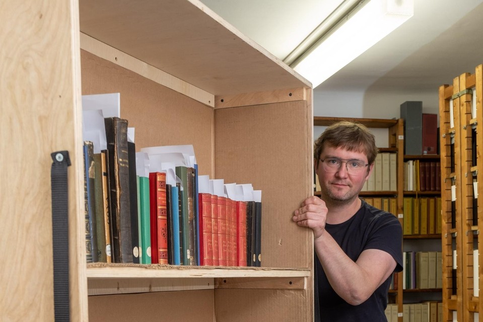 Een van de karren waarmee elke zes weken 5.000 boeken naar het scancentrum van Google Books worden verhuisd. 