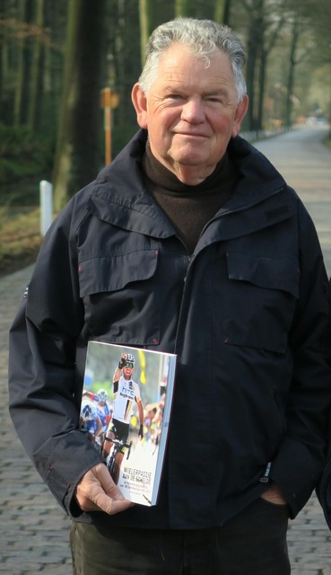 Wielerkenner René Vermeiren, met zijn boek over honderd jaar Scheldeprijs. 