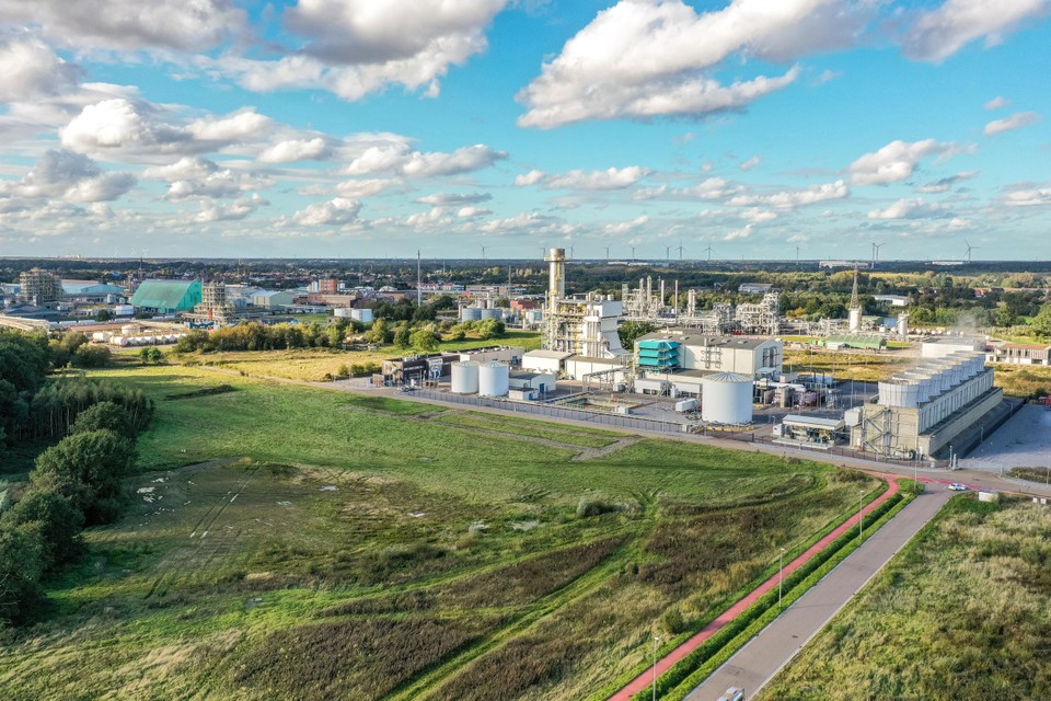 Op de braakliggende gronden voor de bestaande gascentrale T-Power wil Tessenderlo Group haar nieuwe gascentrale bouwen.