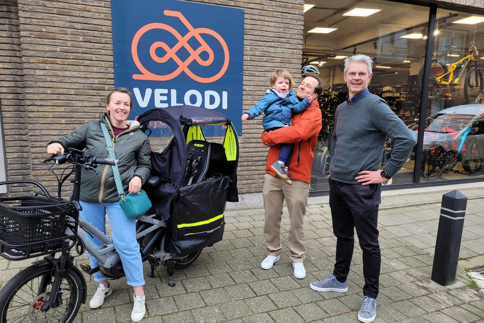 Sofie en Ive kunnen Emile weer naar school brengen met de fiets, dankzij onder andere sponsoring van de fietswinkel Velodi van David Ibens (rechts).