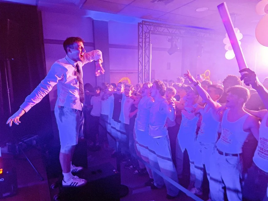 From thanks for all the support, Sem uses 'You'll Never Walk Alone'. The song is sung with heart and soul by a full room.