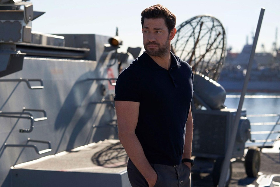 John Krasinski is als Jack Ryan zijn charmante zelf, maar speelt uiteindelijk gewoon ‘de coole agent’ zoals we die al talloze keren hebben gezien.
