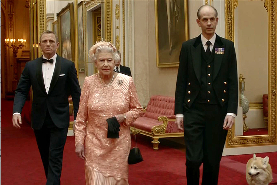 In 2012 ging de Queen mee in James Bond-frivoliteit, voor de opening van de Olympische Spelen. 