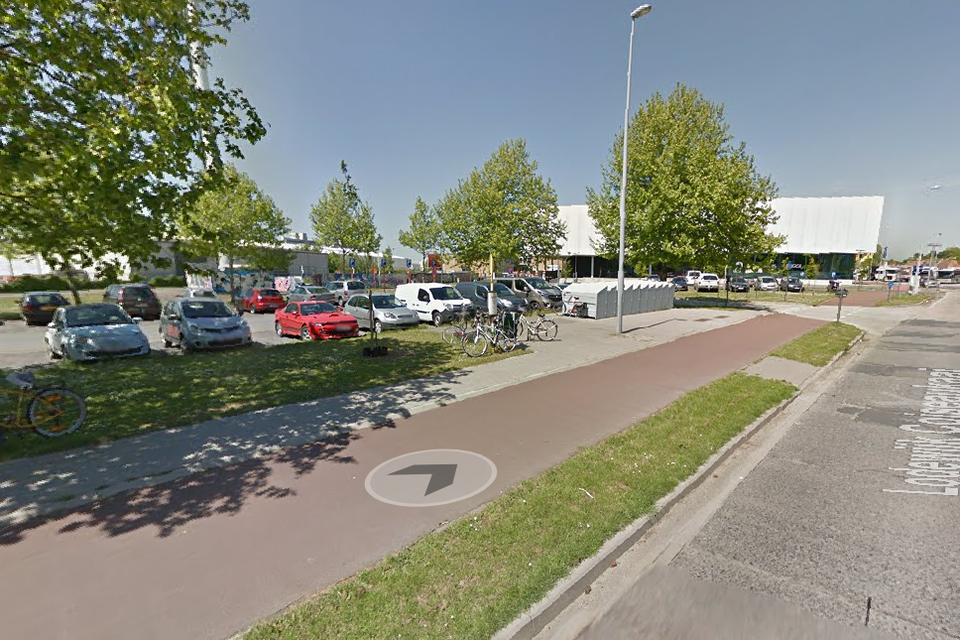 Het vandalisme vond plaats op de parking langs de Lodewijk Coiseaukaai, vlakbij het politiehuis. 