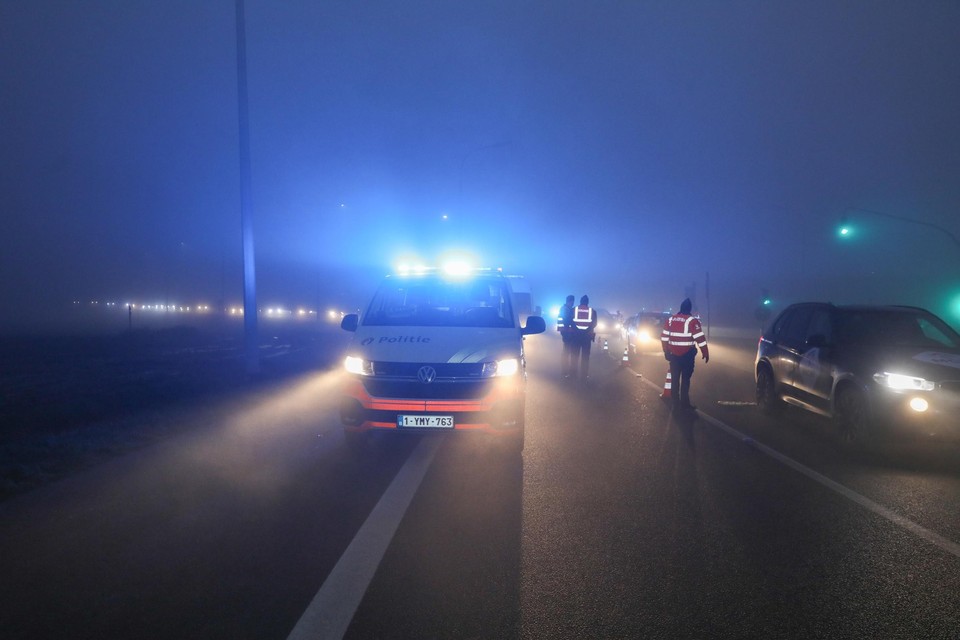 Door de dikke mist was de controle moeilijk te zien vanaf de autosnelweg.  